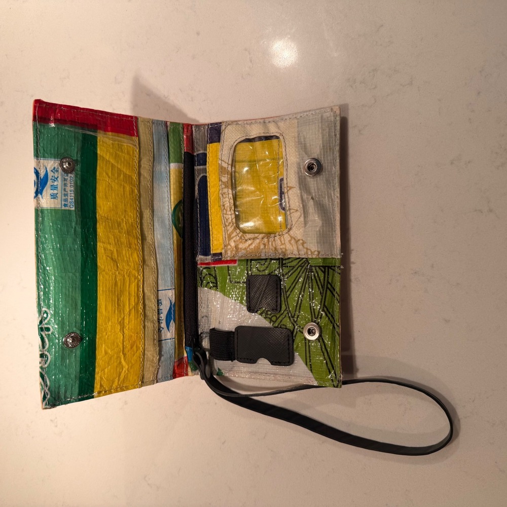 Keen Repurposed Wristlet Wallet Strap Snap Close Pockets Sustainable Recycled - Picture 7 of 11